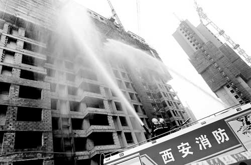 消防官兵用高壓水槍對(duì)十樓的“著火點(diǎn)”進(jìn)行滅火